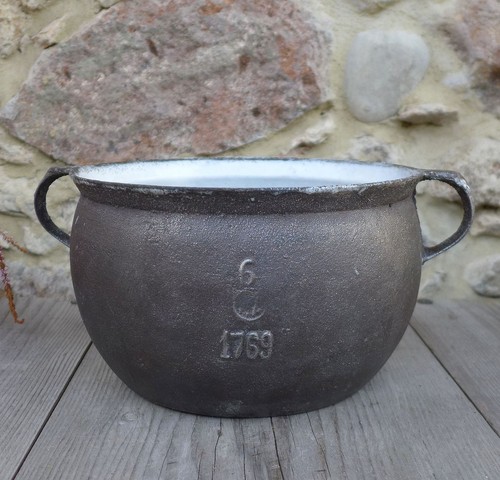 Antiker gusseisentopf mit - gusseisentopf,