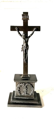 Kleines standkreuz auf sockel - auf,