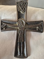 Altes Gusseisenkreuz mit einer